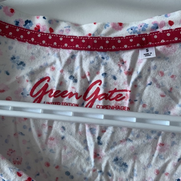 Uniqlo UT green gate tee - Picture 2 of 3